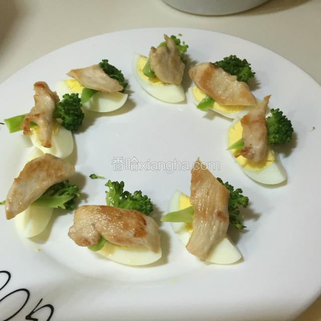 再次在每个鸡蛋瓣上放上鸡胸肉