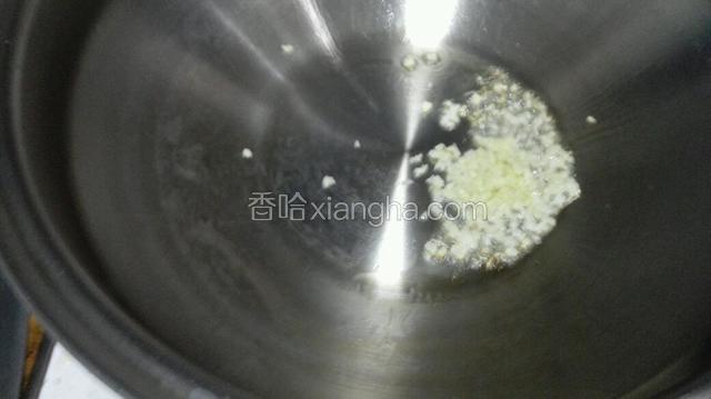 取净锅，热锅放油，关火，加入蒜粒煸香