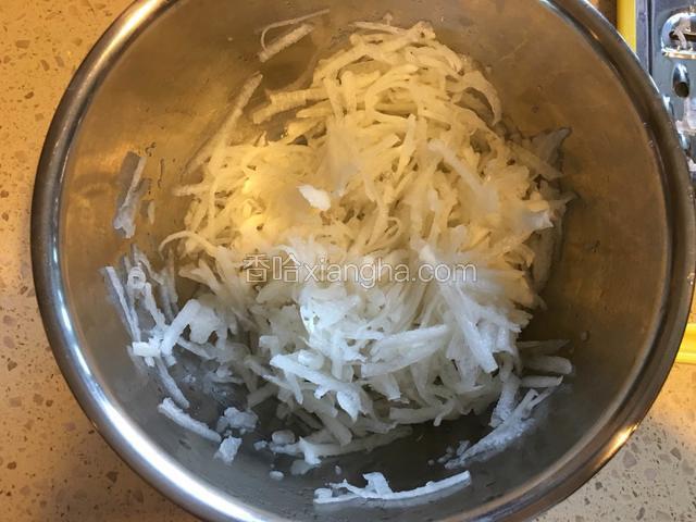 白萝卜擦丝，用2g盐腌制10分钟。