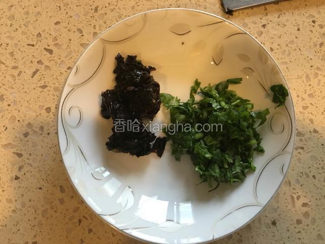 紫菜泡软攥去水份切丁，香菜洗净切丁。
