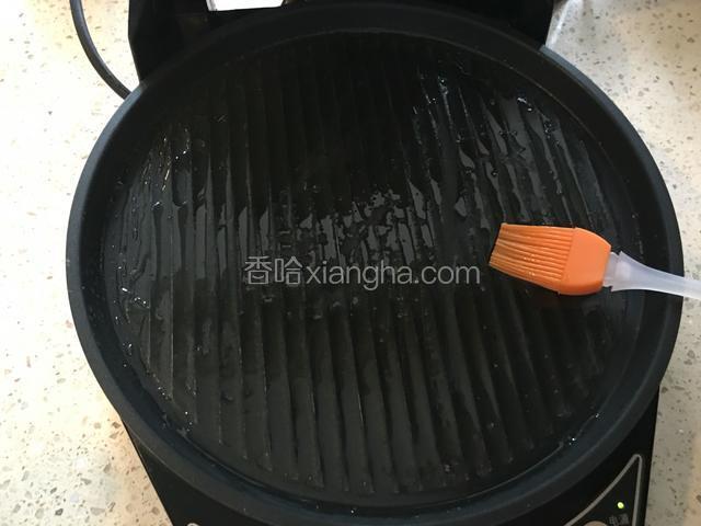 电饼档刷油预热。
