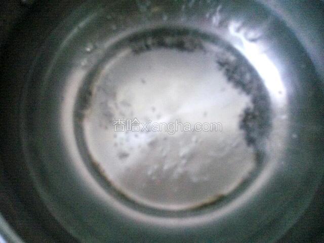 正在煮沸的开水