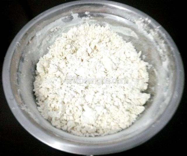 把开水分次倒进面粉内，搅拌成絮状