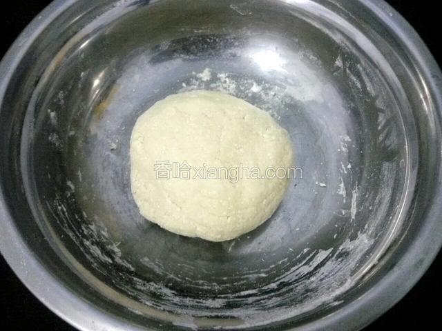 揉成比较光滑的面团，保鲜膜盖好，醒面半个小时