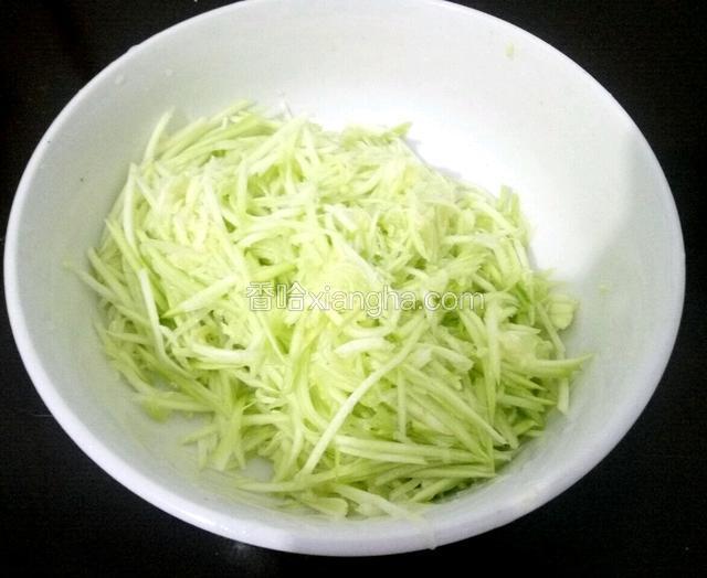 把西葫芦擦丝，用盐腌制十分钟杀出一些水分