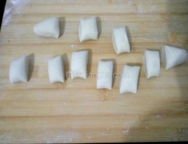 把醒好的面团揉搓排气，搓成长条，切成小面团