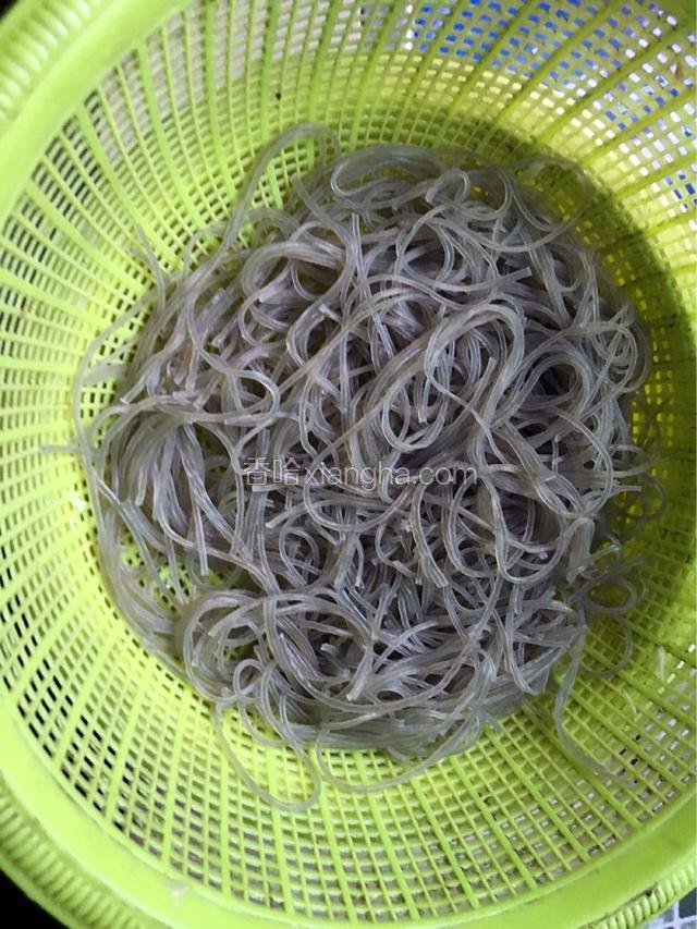 沥干水分后用剪刀剪断