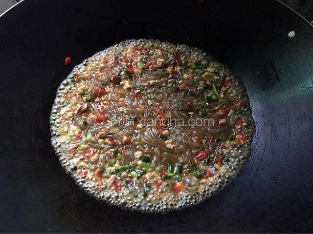 放入葱花和适量的鸡精调味