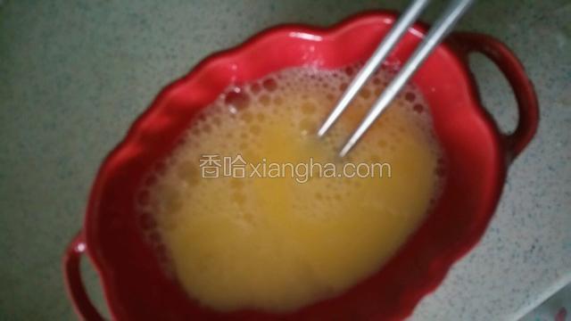 鸡蛋打入碗中加2大勺水搅拌均匀