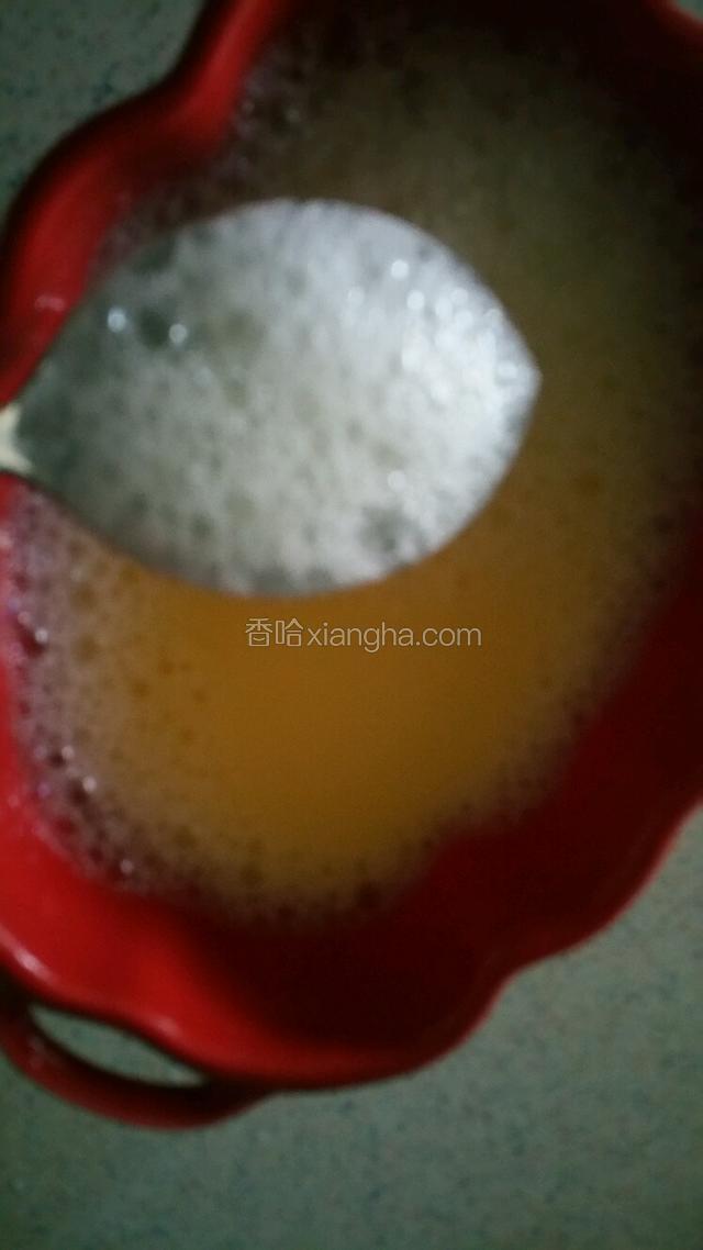 用勺子撇去浮沫