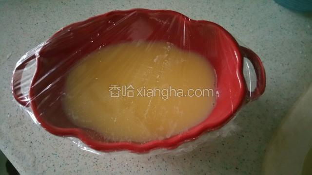 锅中加入适量水烧开，碗上盖上保鲜膜，放入锅中，蒸8分钟