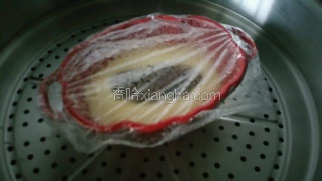 海参洗净控干水份，蛋糕蒸8分钟后取出，揭开保鲜膜，放入海参，盖好保鲜膜上锅蒸5分钟