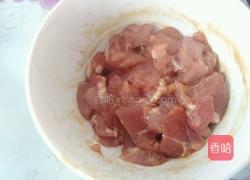 土豆炒猪肉的做法图解1