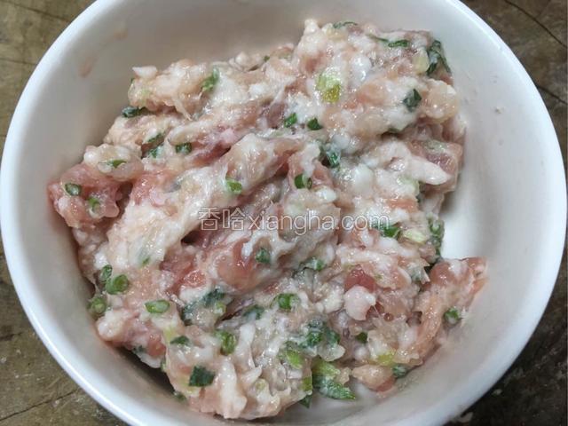 肉末用盐，淀粉，料酒，葱花，姜末搅拌均匀带用；