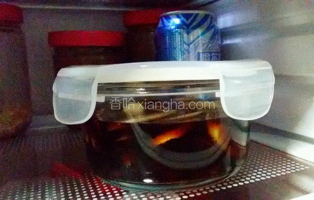 盖上密封盖放在冰箱泡一个礼拜就能吃了。