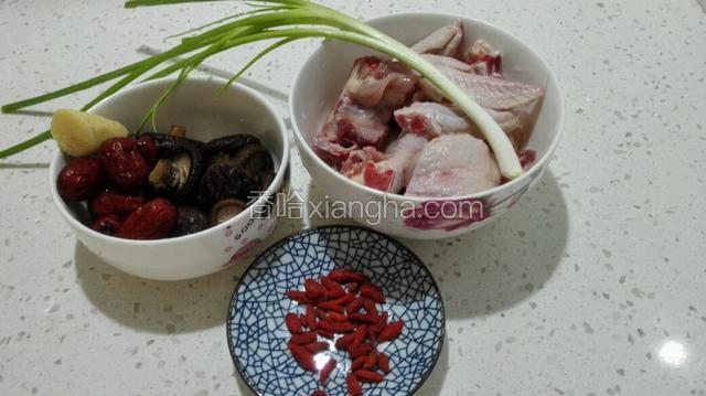 准备材料：子鸡切块，香菇泡发。