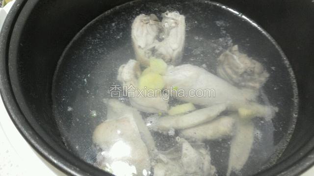 鸡块开水下锅煮，加入姜片。
