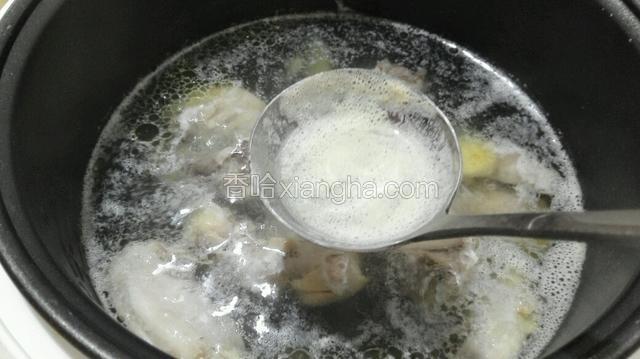 捞起浮沫，再煮20分钟
