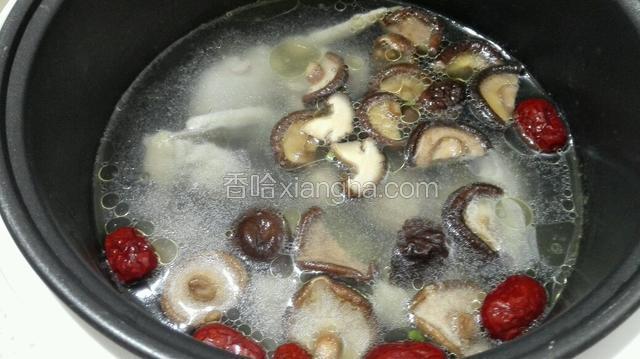 加入红枣和香菇煮30分钟，用筷子能轻易插穿鸡块就可以了。