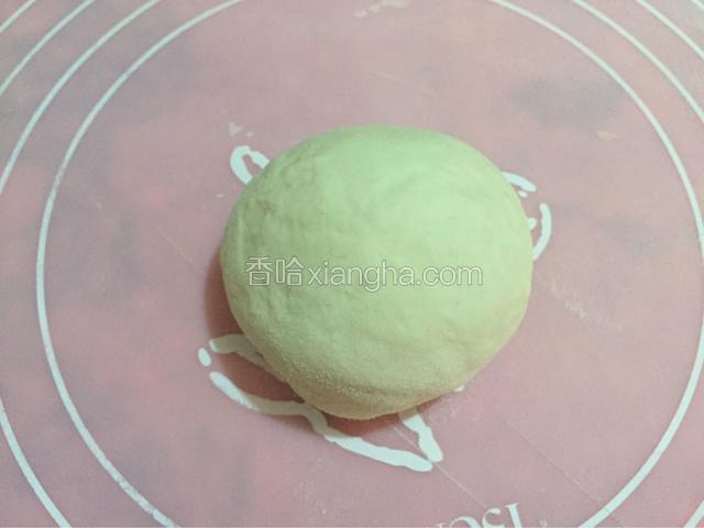 面粉加入泡打粉，糖，盐和牛奶和成面团静置二十分钟