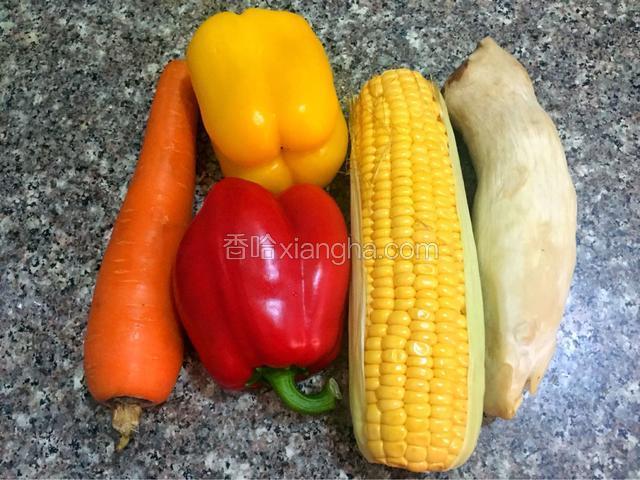 胡萝卜，彩椒，玉米，杏鲍菇洗净备用