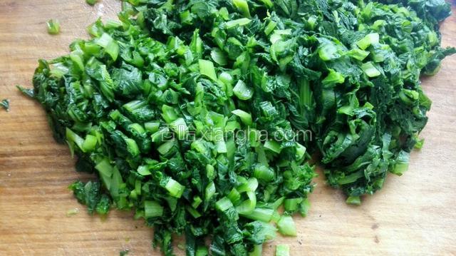 小白菜切碎挤干水份！