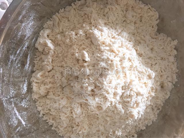 碗里放白糖、酵母粉，用温水化开，面粉倒入大盆里，再将酵母水分三次倒入面粉中，边倒边搅拌均匀。