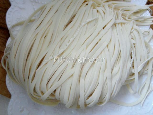 准备好手擀面或机器面