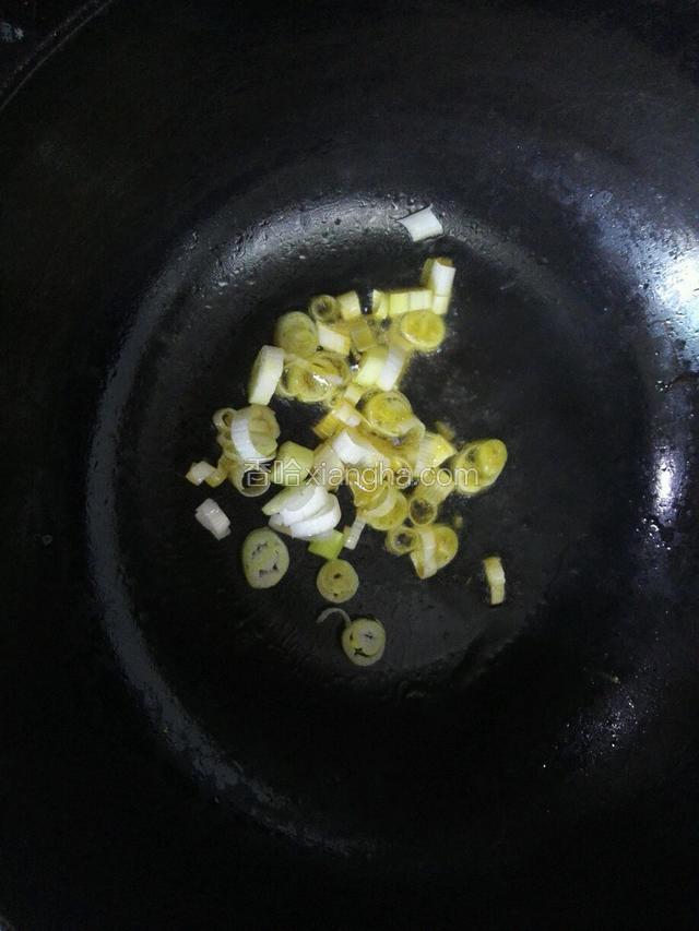 锅中放入少量油爆香葱