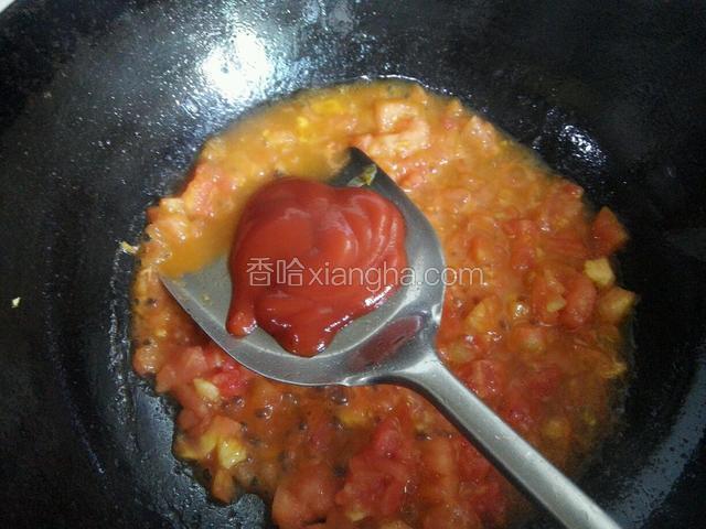 西红柿炒出汁放入一大勺番茄沙司