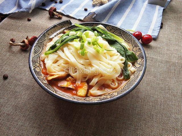面熟放入碗中