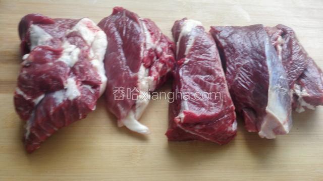 牛肉让商家切成大块，洗净备好！
