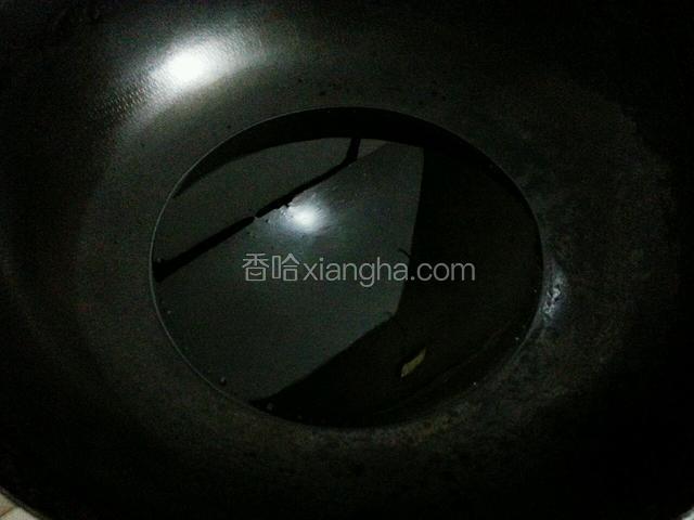 锅里放入适量的油，油温烧热