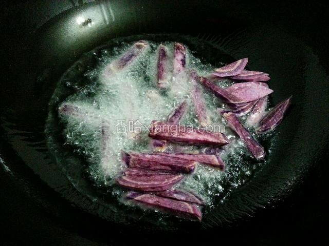 然后放入紫薯条