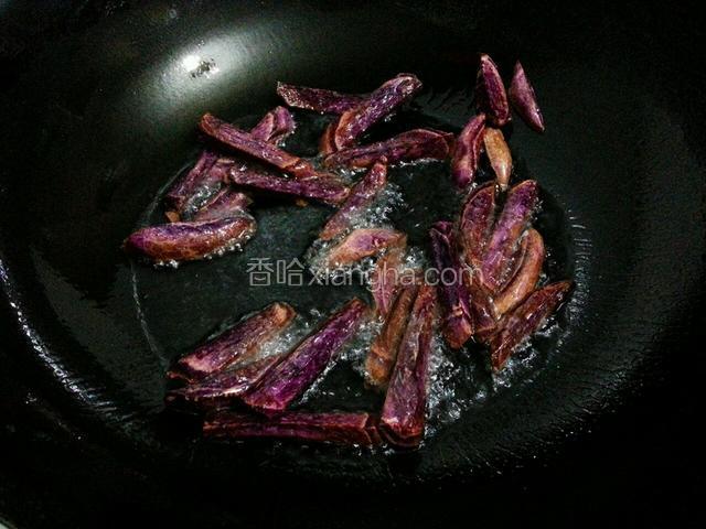 紫薯炸至表面微微黄关火