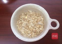 牛奶麦片的做法图解1