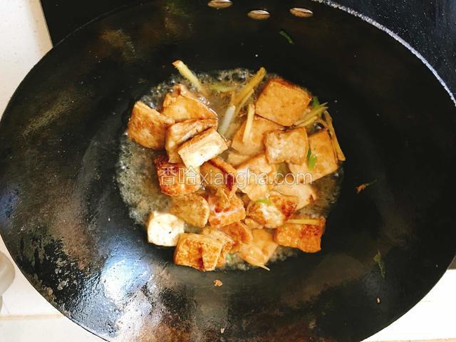再加入水淀粉勾芡，出锅前撒上少许盐和鸡粉调味拌匀。