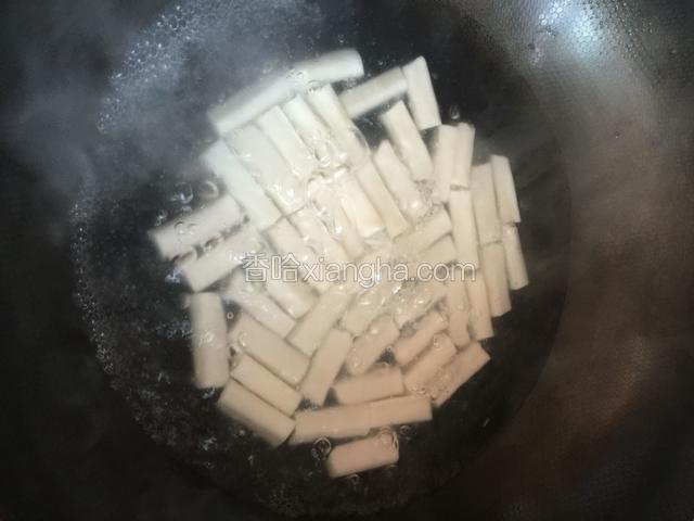 年糕开水煮软后捞出冷水泡着备用