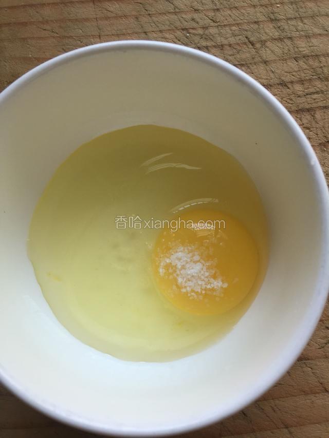 鸡蛋打入碗