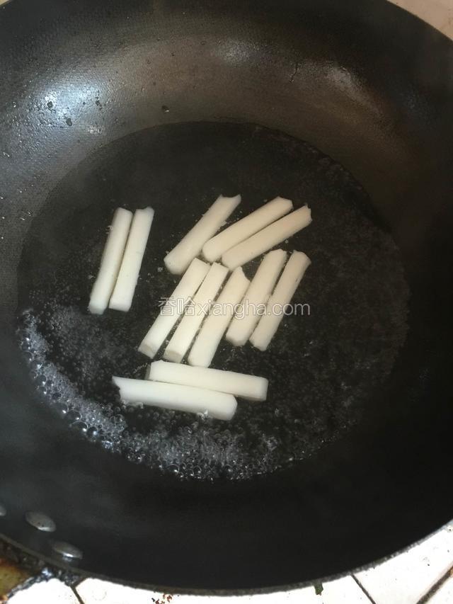 在开水里面煮软
