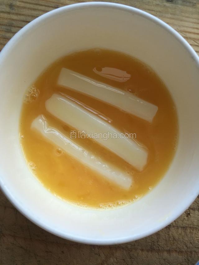 年糕在鸡蛋液里面裹满鸡蛋