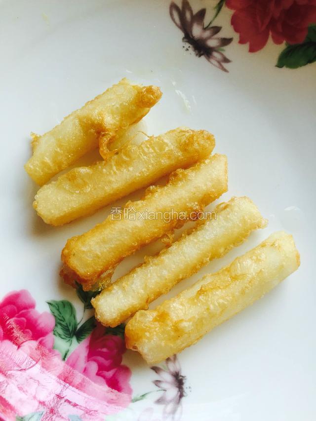 炸至金黄夹出装盘！