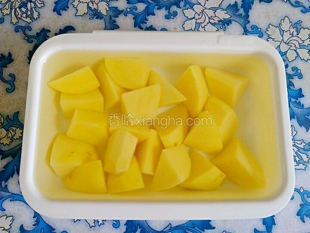 土豆去皮，切块，泡在水里防止氧化。