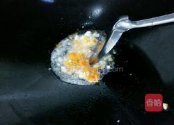 咸蛋黄炒虾的做法图解4