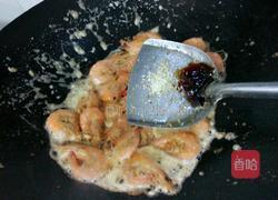 咸蛋黄炒虾的做法图解7