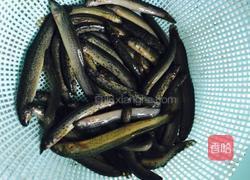 泥鳅芡实老火汤的做法图解1