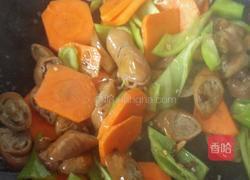 萝卜烧肥肠的做法图解4