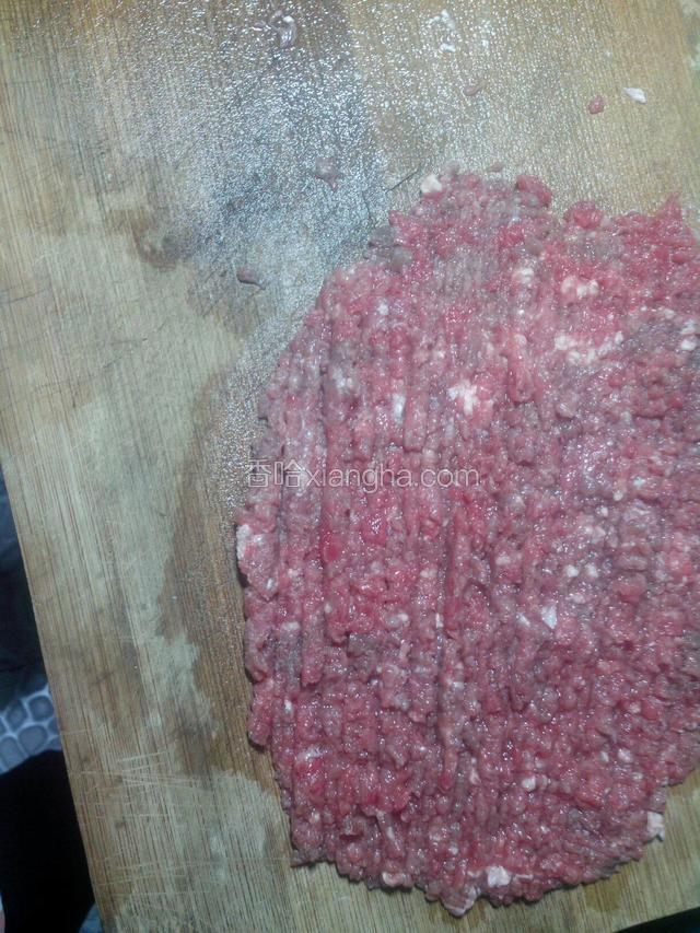 牛肉洗净剁成泥。