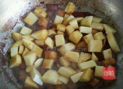 红烧肉炖土豆的做法图解6
