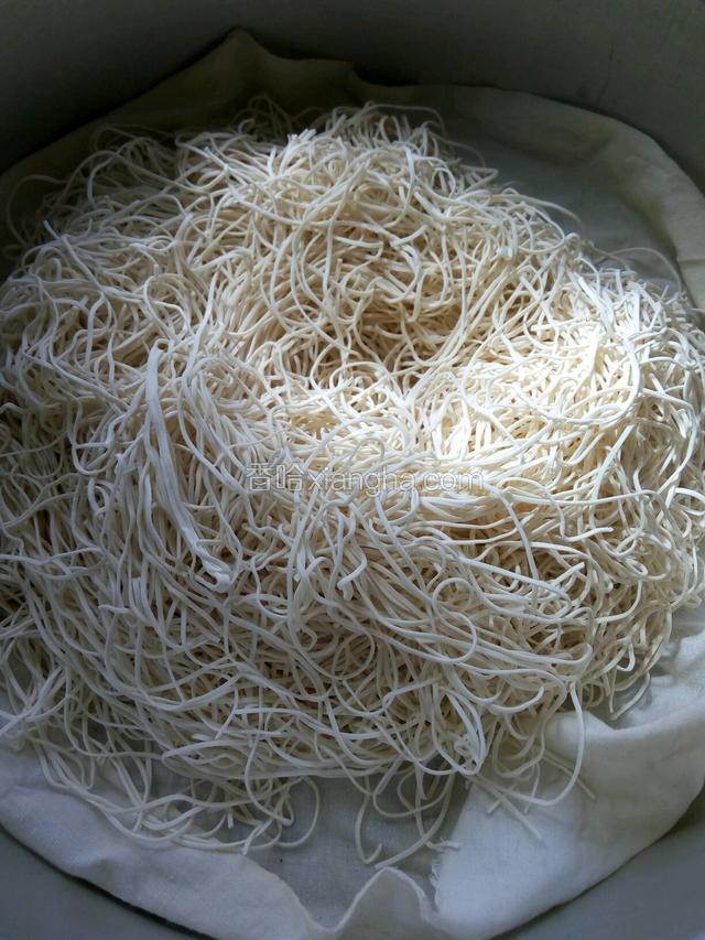 蒸锅里放足量清水烧开，笼布直接铺在笼屉上，把面条均匀摊在笼布上，不要压的太实了，要蓬松点。蒸十五分钟左右。(面条太长了可以切短点)